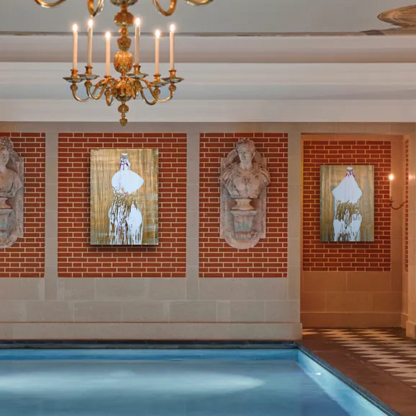 Painting staged in a space  "Violet sur ton sein" a painting by James Arax