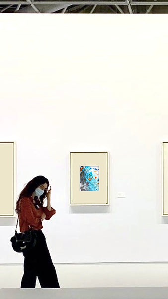 PP55 XS26-The girl with the glitter top